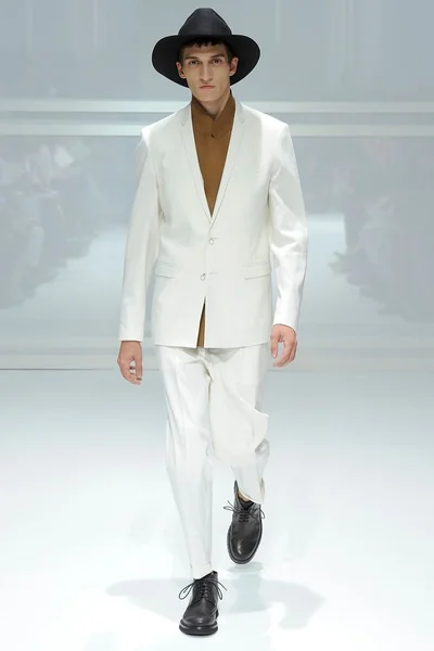 Look 15